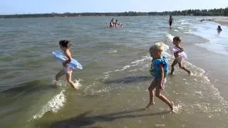 Азовское море. Детвора играет в акулу.
