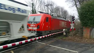 Bahnübergang Im Krugfeld Hildesheim Züge am Freitag 22.2.2019. Viele Güterzüge.