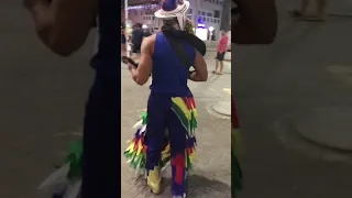 A Boneca que dança forró em Porto de Galinhas