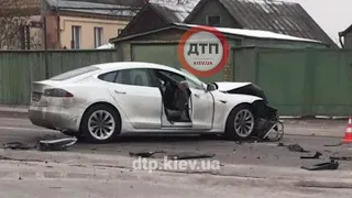 Карколомная трощща; #ДТП #авария  под Киевом Вита почтовая: столкнулись внедорожник #Lexus и #Tesla
