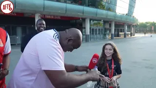 Robbie speaks to young Arsenal player