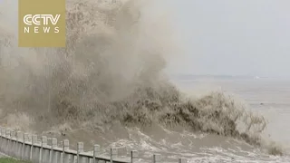 Footage: World's largest tidal bore forms in east China's Qiantang River