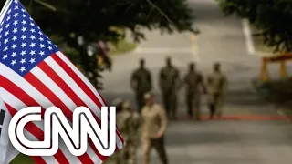 Policiais flagrados agredindo suspeito são afastados nos Estados Unidos | CNN PRIME TIME