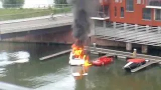 Yacht verbrennt im Frankfurter Westhafen Teil 1