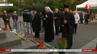 Запалили свічки і помолилися за усіх убитих: у Києві вшанували пам‘ять жертв трагедії Бабиного Яру