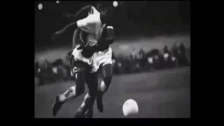 Pelé - Dizem que o Futebol no tempo dele era fácil.. Vejam isso.