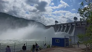 Сброс воды на Красноярской ГЭС