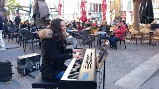 En passant sur la place du marché : une voix !