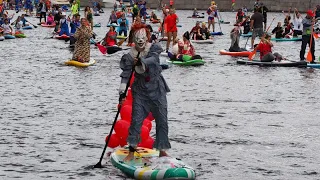 Saint-Pétersbourg aux couleurs chamarrés du paddle board