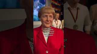 Angela Merkel erhält das Großkreuz der Bundesrepublik Deutschland (Madame Tussauds Berlin)