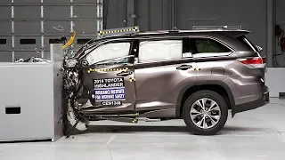 2014 Toyota Highlander driver-side small overlap IIHS crash test