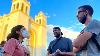 Inversionistas y usuarios del bitcóin visitan el Centro Histórico de San Salvador