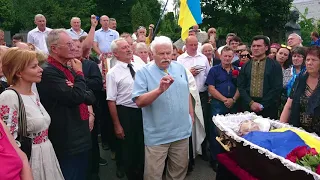 Різників Олексій читає вірш на похованні Левка Лук"яненка