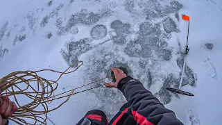 ЖЕСТЬ ЧТО КЛЮНУЛО НА ЖЕРЛИЦУ! РАЗДАЧА КРУПНОГО ОКУНЯ, ЯКУТИЯ ОТДЫХАЕТ! ЗИМНЯЯ РЫБАЛКА НА РУЗЕ.