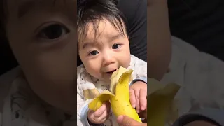 Baby’s eating a banana 🍌🍌🍌