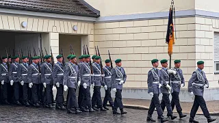 Preußens Gloria: Marsch des Wachbataillons der Bundeswehr vor das Schloss Bellevue 16.06.2023