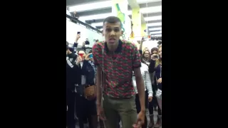 Stromae chante dans le metro de Montreal