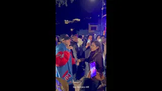 Santa Fe Klan bailando con su mamá en su barrio...