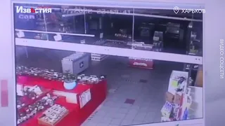 Момент попадания ракеты в харьковский супермаркет "Восторг"