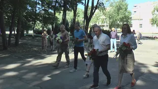 Хвилиною мовчання та покладанням квітів у Лозовій відзначили День Конституції України