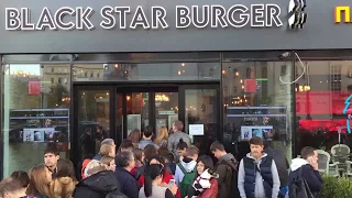 Гигантская очередь в BLACK STAR BURGER