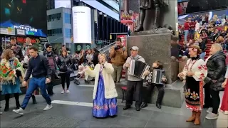 Василиса Сенеко поет частушки на улицах Нью Йорка