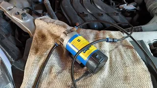 Changing the oil using a pump through a dipstick using the Renault Captur as an example.