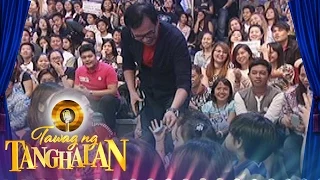 Tawag ng Tanghalan: Rey Valera gives "aguinaldo"