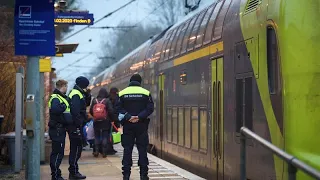 Расследование нападения с ножом в поезде на севере Германии