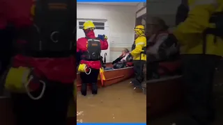 Homem é retirado de barco de dentro de UPA em Porto Alegre; ciclone atinge o RS