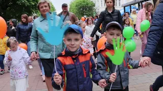 Сотня близнюків вийшли на парад у Хмельницькому