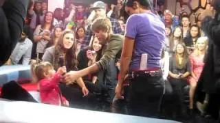 Justin Bieber dancing with his sister (Justin Bieber dançando com sua irmã)