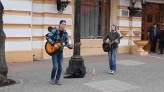 Кисловодск уличные музыканты исполняют песню группы "УмаТурман" "Папины дочки"