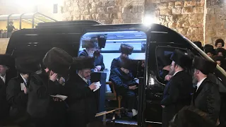 Belzer Rebbe Visiting The Kosel | האדמו"ר מבעלזא התפלל מתוך הרכב בכותל המערבי