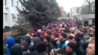 Тисячі людей біля СБУ. 2 тролейбуси блокують входи. 19.02.2014, Хмельницький