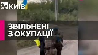 Люди зі сльозами на очах обіймають військових ЗСУ