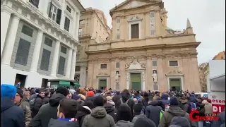 L’ultimo saluto a Gianluca Vialli, la folla in piazza Matteotti