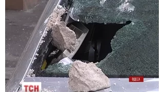 В Одесі на дві машини впав шматок карниза