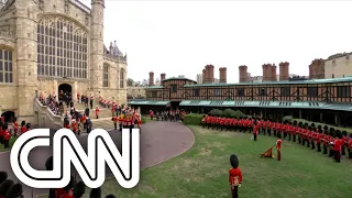 Procissão do funeral da rainha Elizabeth II chega à capela de Saint George | LIVE CNN