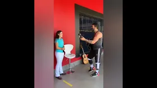 Gusttavo Lima canta com fã que ficou te esperando na porta da academia!