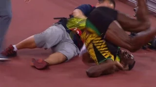 Chinese Cameraman falls on Usain Bolt after Men's 200m Final IAAF 2015