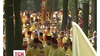 Віряни у вишиванках і поліція на велосипедах: як пройшов хресний хід Київського патріархату