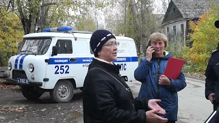 Приехала полиция на встречу депутатов с жителями поселка Малышева