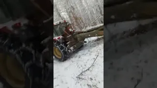 La pădure cu tractor Internațional 745 💪