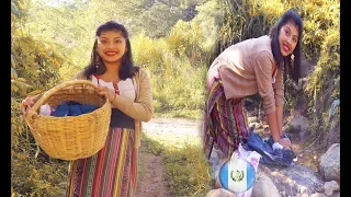 Así se lava la ropa en el  río del campo (Guatemala)