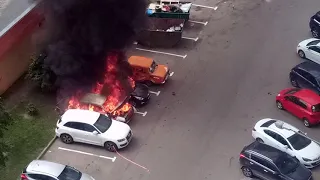 В Новокуркино сгорели две машины. Взрывы. Пожарные не могут проехать во двор. Парковочные войны.