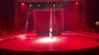 Mariana Maekawa em "Um Suspiro", número circense aéreo em tecido em gota