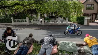 Dua Rival Bersaing di Balap Motor 'The Isle Of Man TT' | Waktu New York