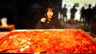 Famous Spicy Rice Cake Tteokbokki Mukbang