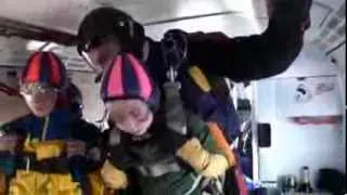 Первый прыжок с парашютом, Вика 8 лет)))